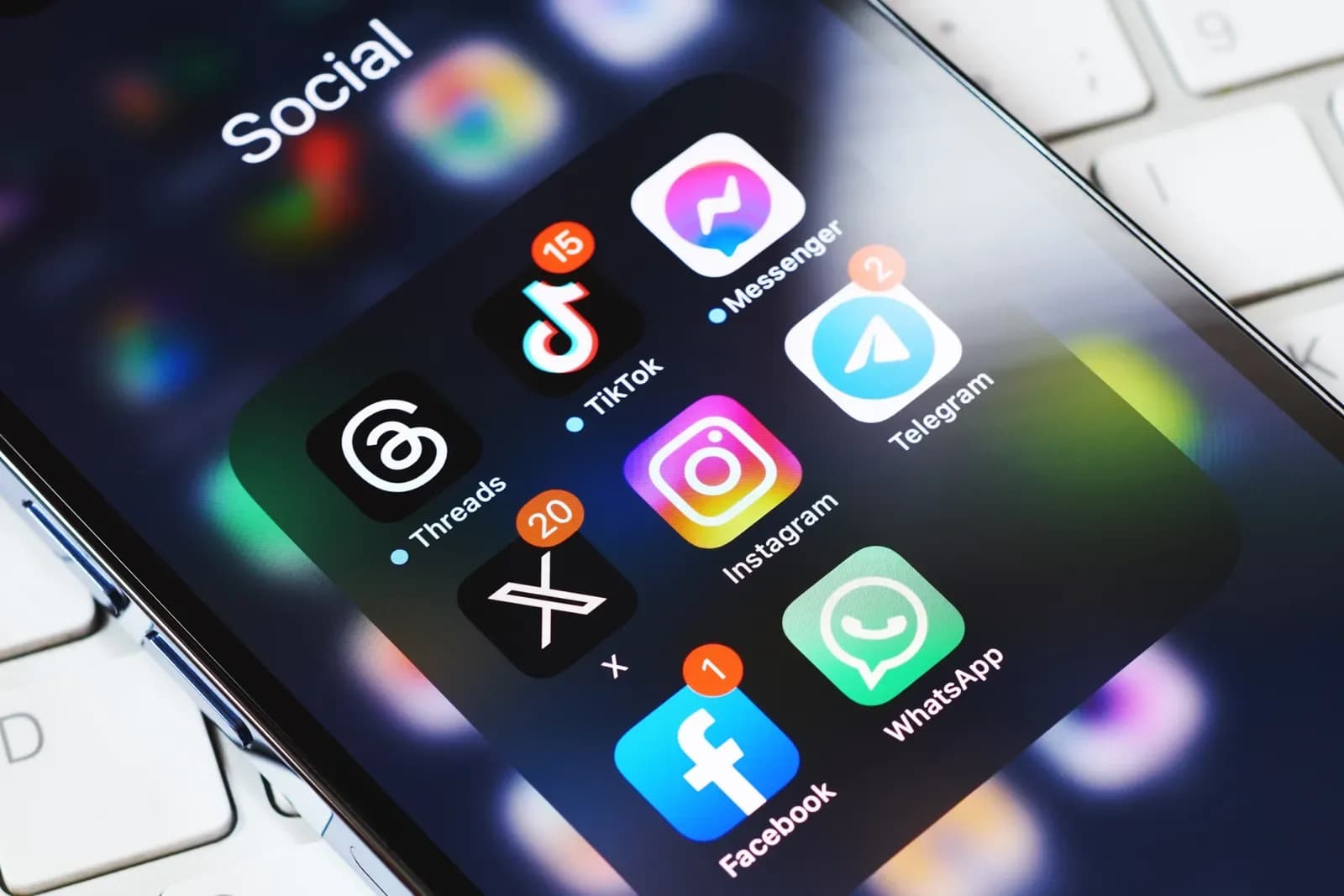 كيف دمّرت وسائل التواصل الحقيقة وحوّلت السياسة إلى حرب رقمية؟